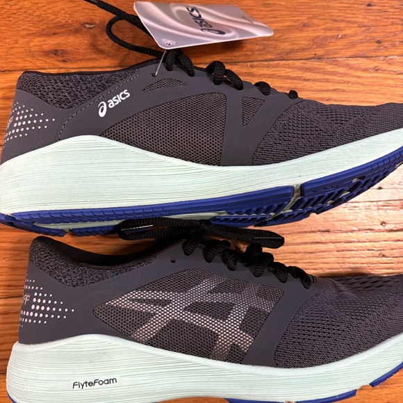 New with tags. ASICS RoadHawk FF. Size 7 women’s. Dark grey/silver/glacier sea - Picture 2 of 7